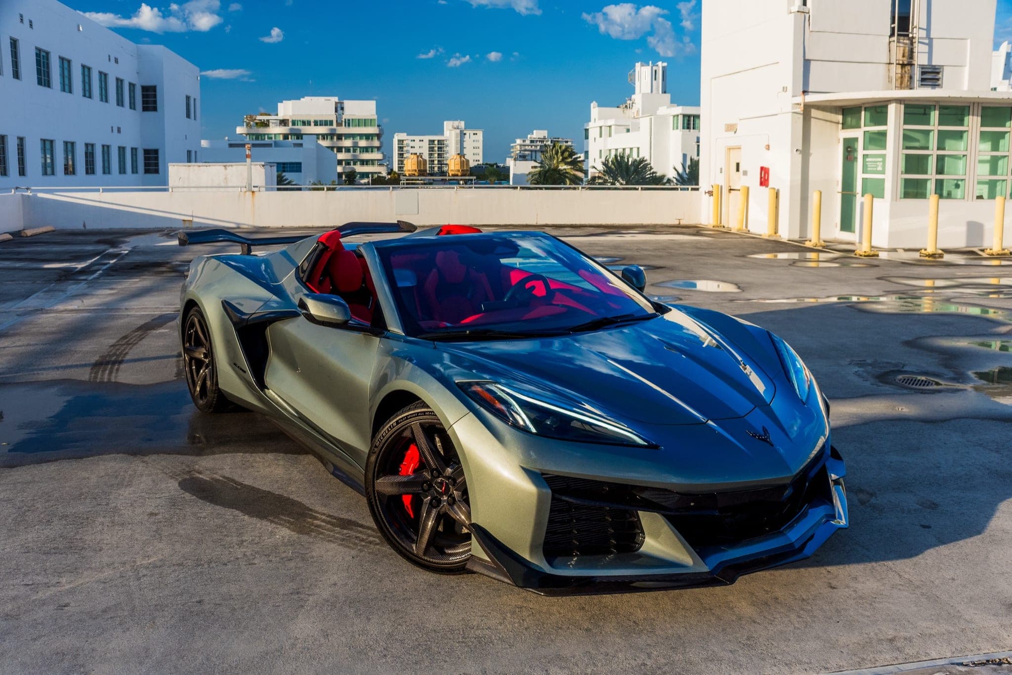 Chevrolet Corvette Z06 Convertible, Hypersonic Grey over Red