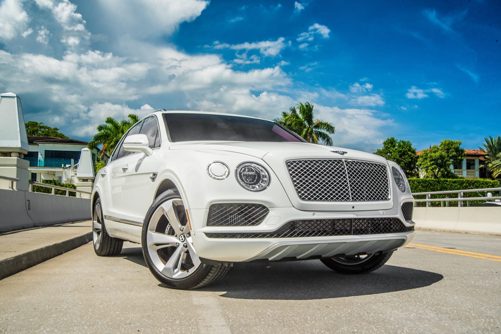 Bentley Bentayga Hybrid, Glacier White, photo 1 of 8