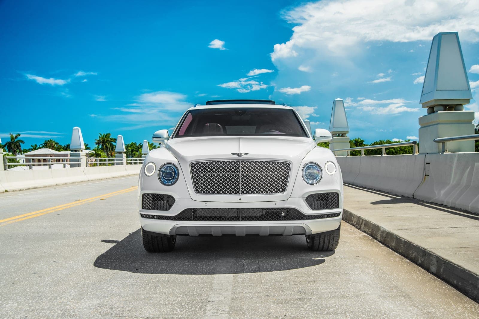 Bentley Bentayga Hybrid, Glacier White, photo 2 of 8