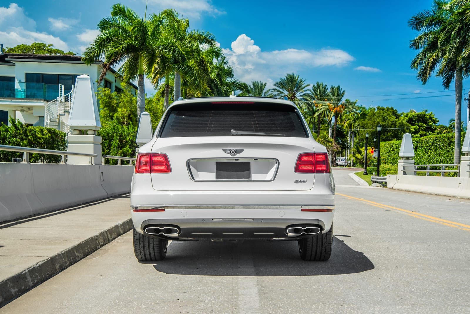 Bentley Bentayga Hybrid, Glacier White, photo 3 of 8
