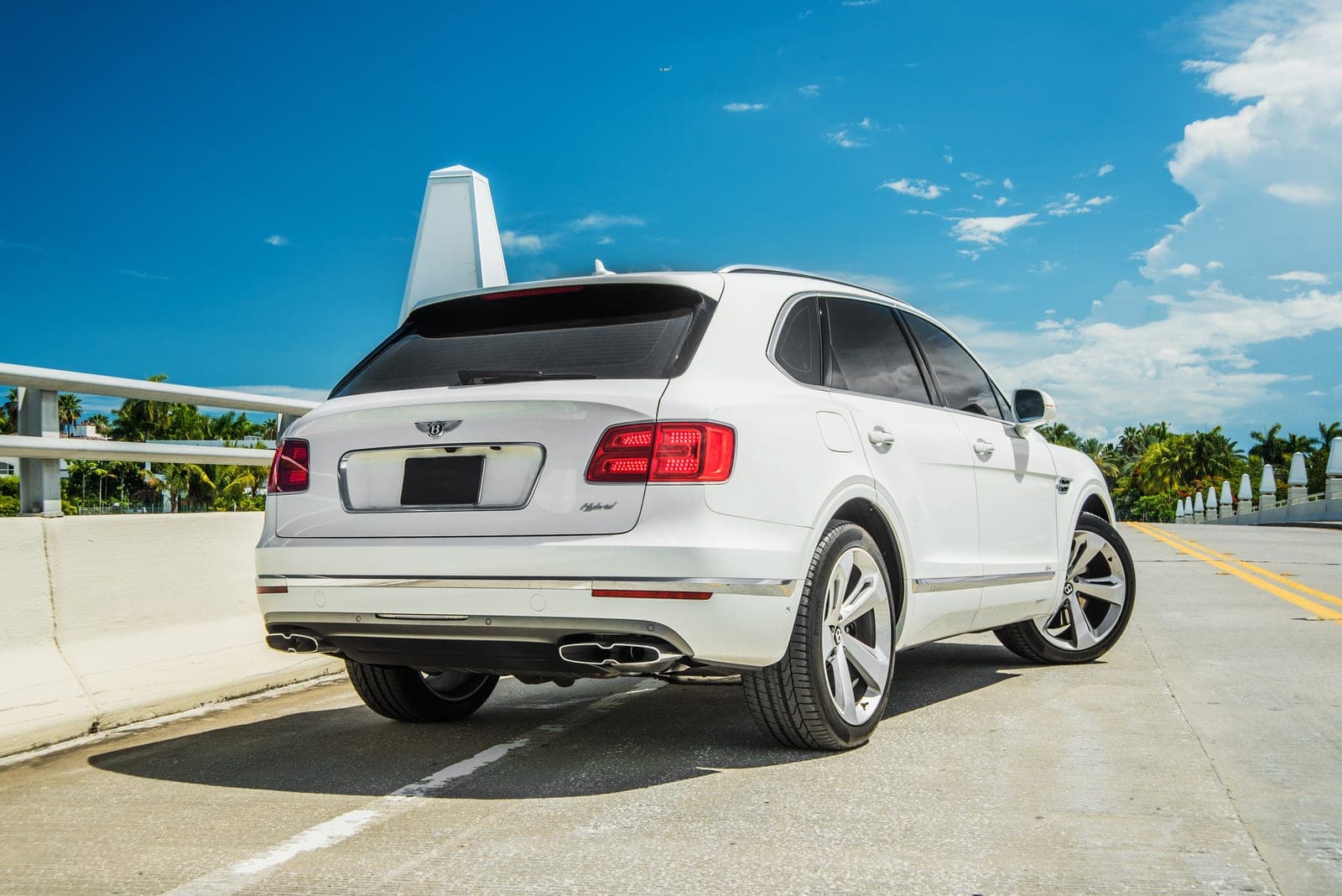 Bentley Bentayga Hybrid, Glacier White, photo 4 of 8