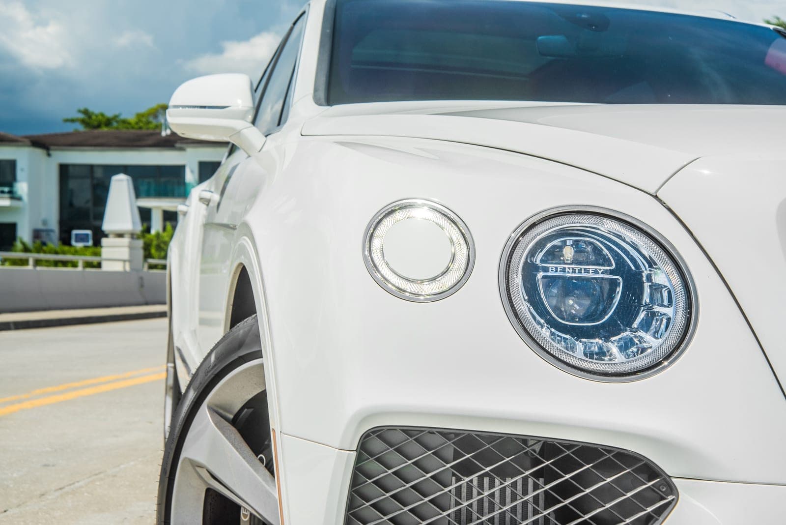 Bentley Bentayga Hybrid, Glacier White, photo 8 of 8