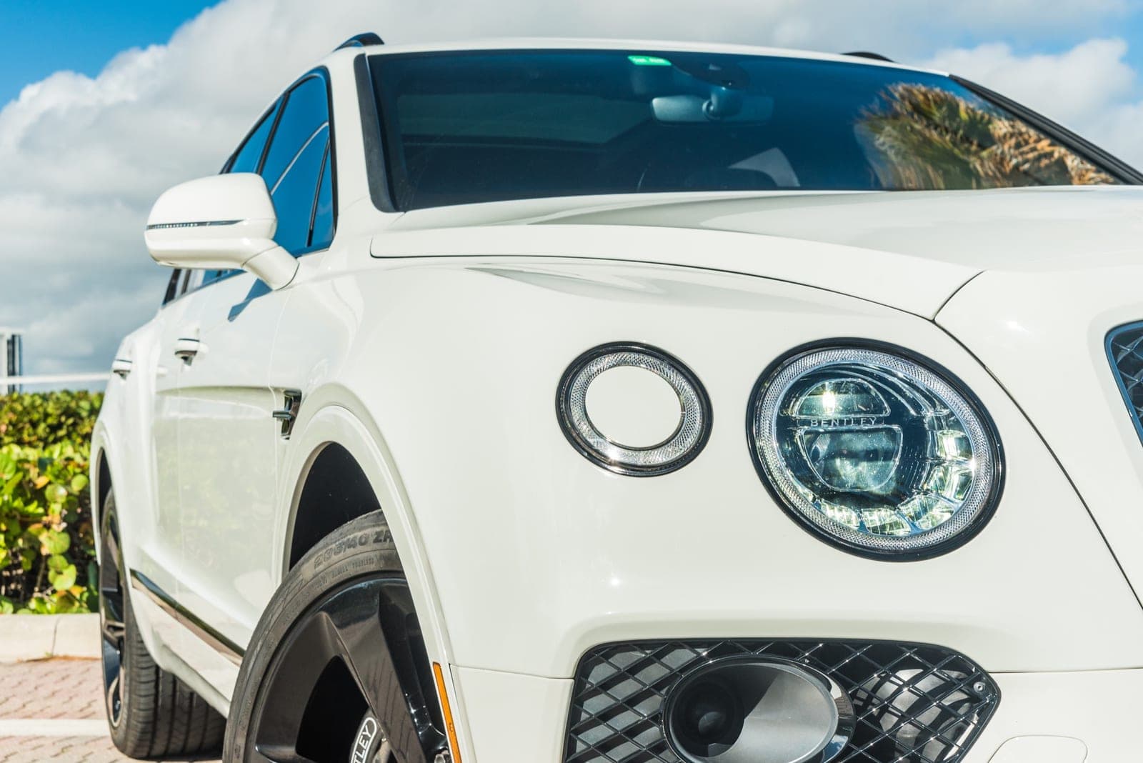 Bentley Bentayga, Ice White over Black, photo 4 of 7