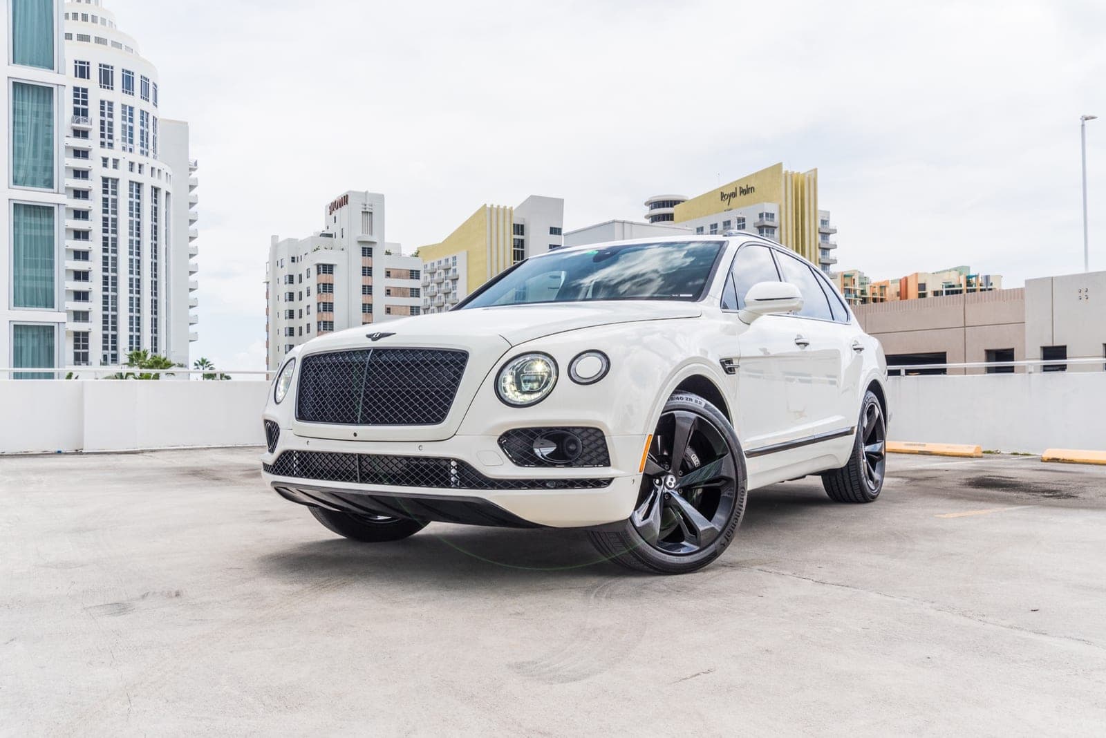 Bentley Bentayga, Glacier White over Black, photo 1 of 6