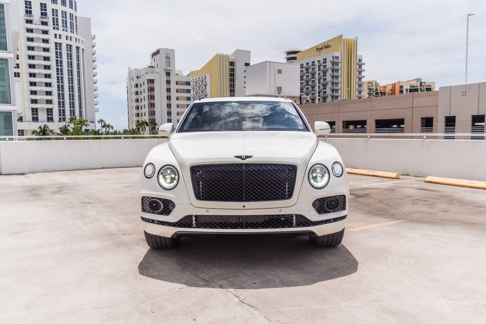 Bentley Bentayga, Glacier White over Black, photo 2 of 6