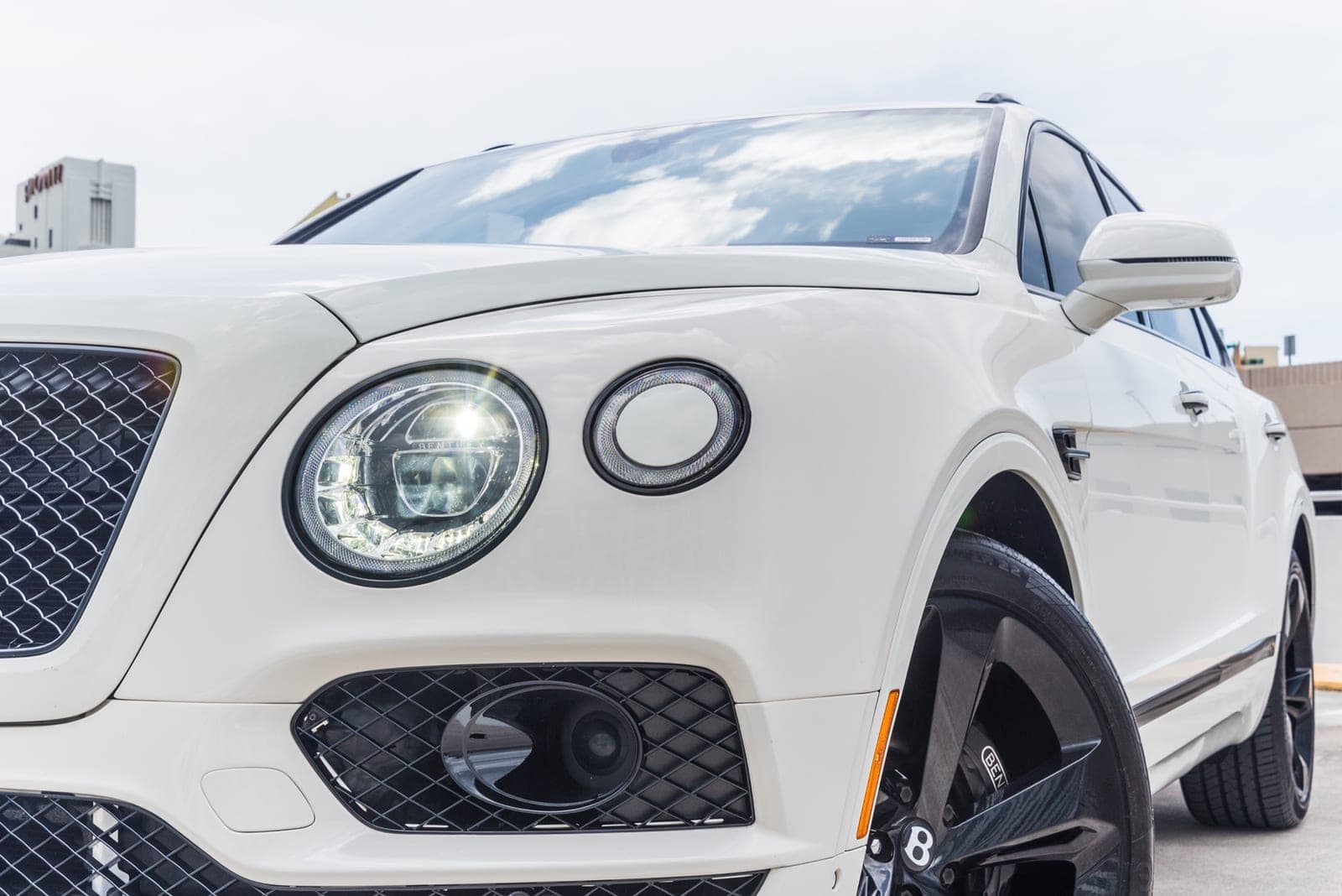 Bentley Bentayga, Glacier White over Black, photo 3 of 6