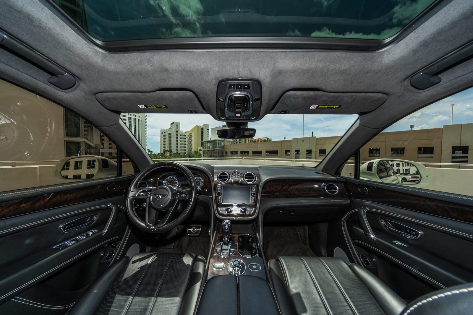 Bentley Bentayga, Glacier White over Black, photo 4 of 6
