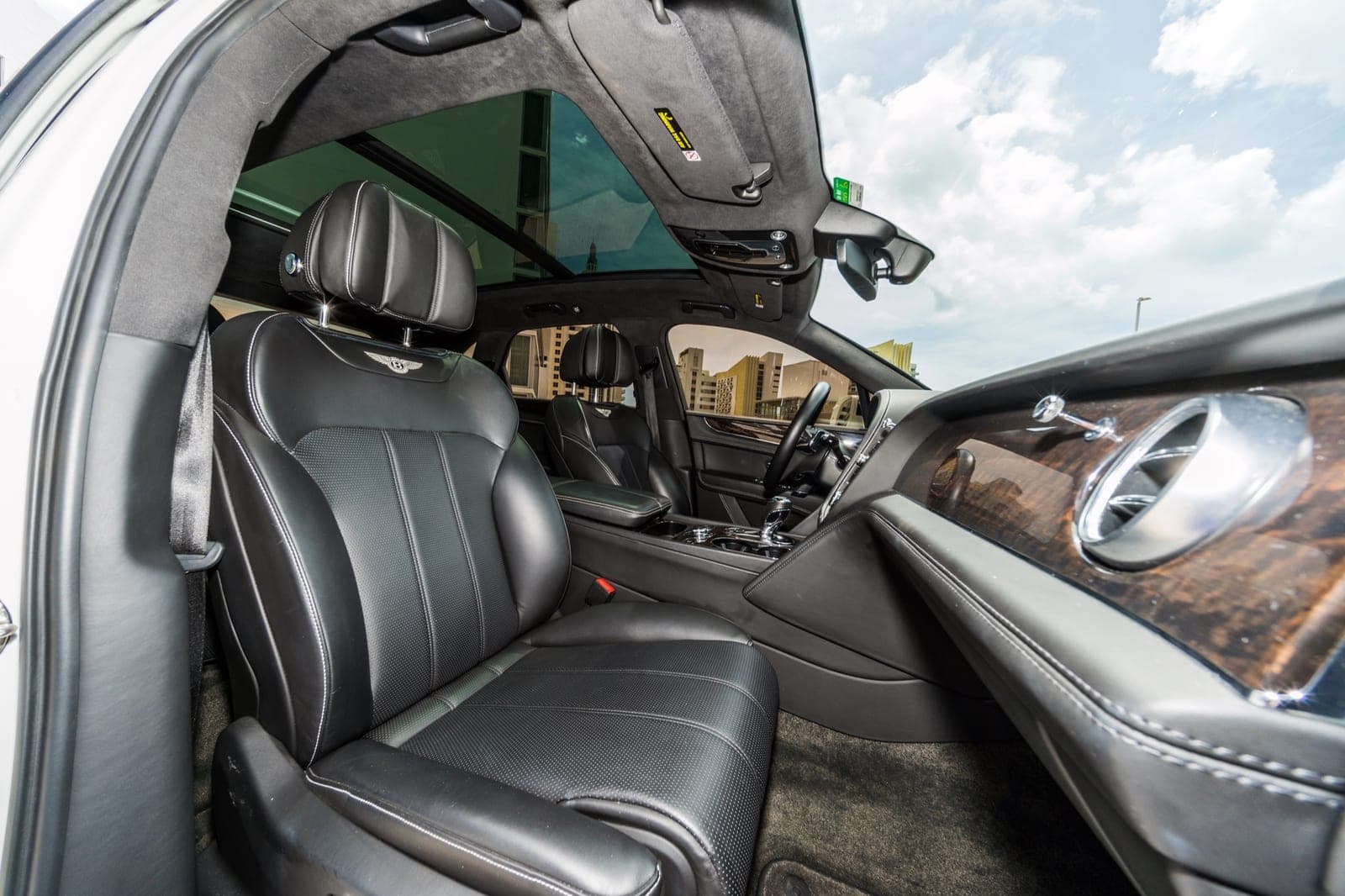 Bentley Bentayga, Glacier White over Black, photo 6 of 6