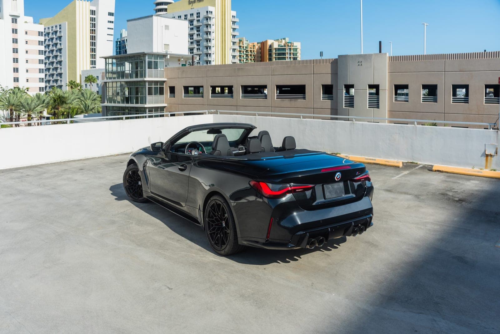 BMW M4 Competition Convertible, Black Sapphire, photo 2 of 7