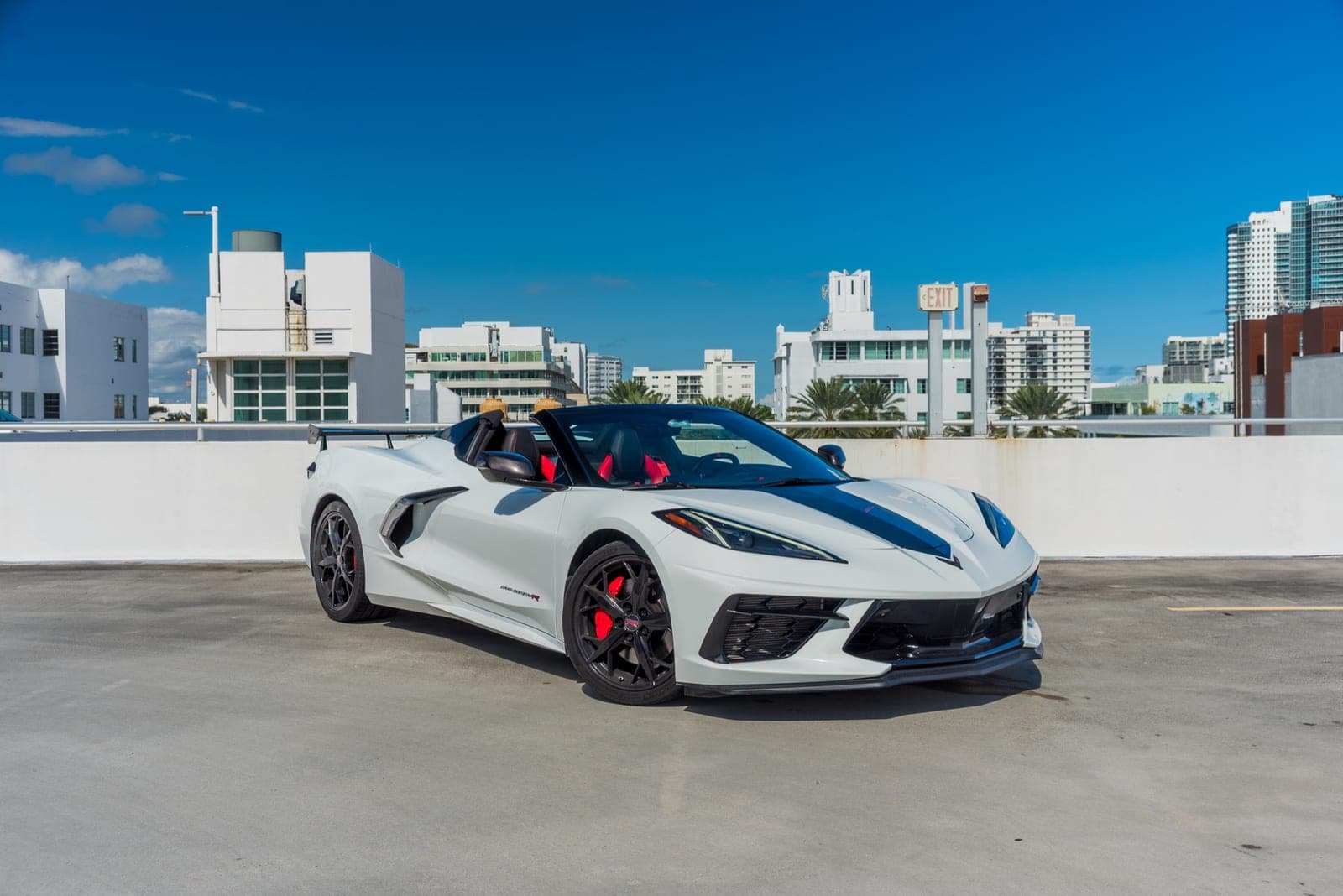 Chevrolet Corvette C8 Convertible, Arctic White over Red, photo 2 of 7
