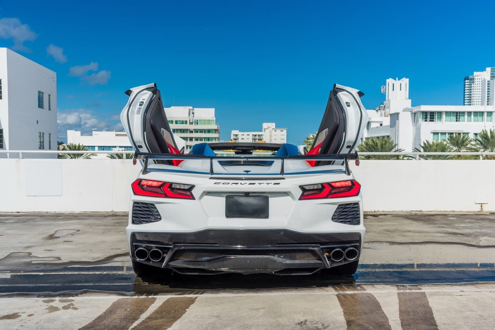 Chevrolet Corvette C8 Convertible, Arctic White over Red, photo 4 of 7
