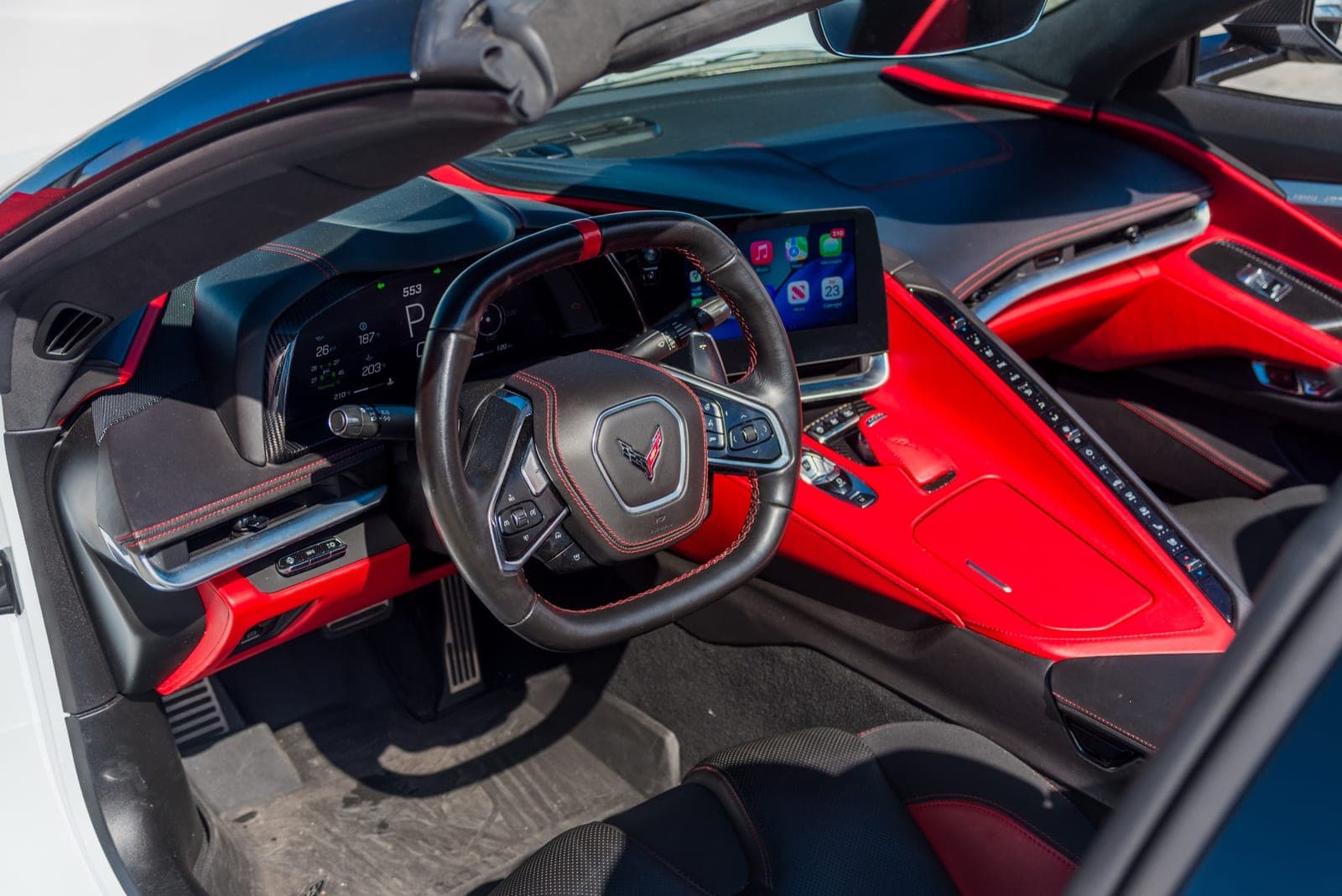 Chevrolet Corvette C8 Convertible, Arctic White over Red, photo 5 of 7