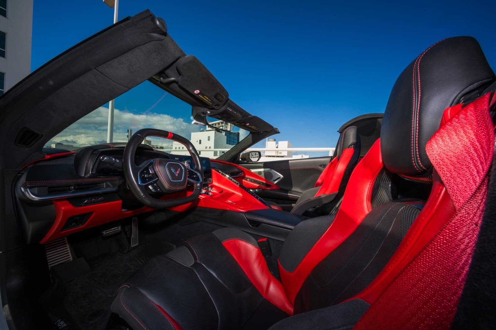Chevrolet Corvette C8 Convertible, Arctic White over Red, photo 6 of 7