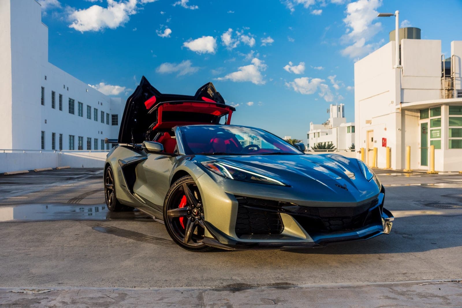 Chevrolet Corvette Z06 Convertible, Hypersonic Grey over Red, photo 2 of 7