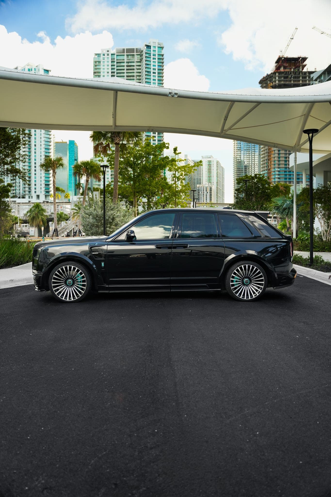 Rolls-Royce Cullinan Widebody, Midnight Black, photo 2 of 9