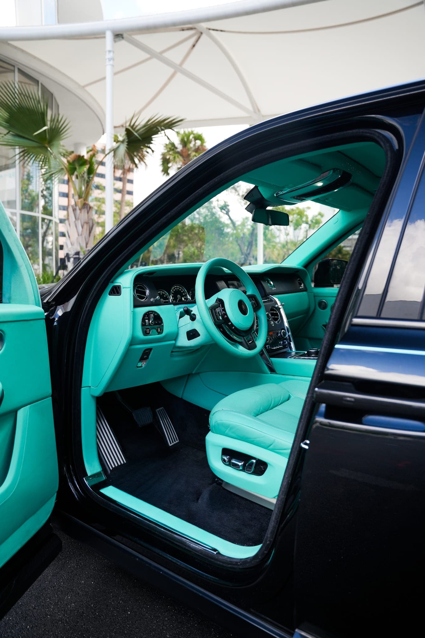 Rolls-Royce Cullinan Widebody, Midnight Black, photo 3 of 9