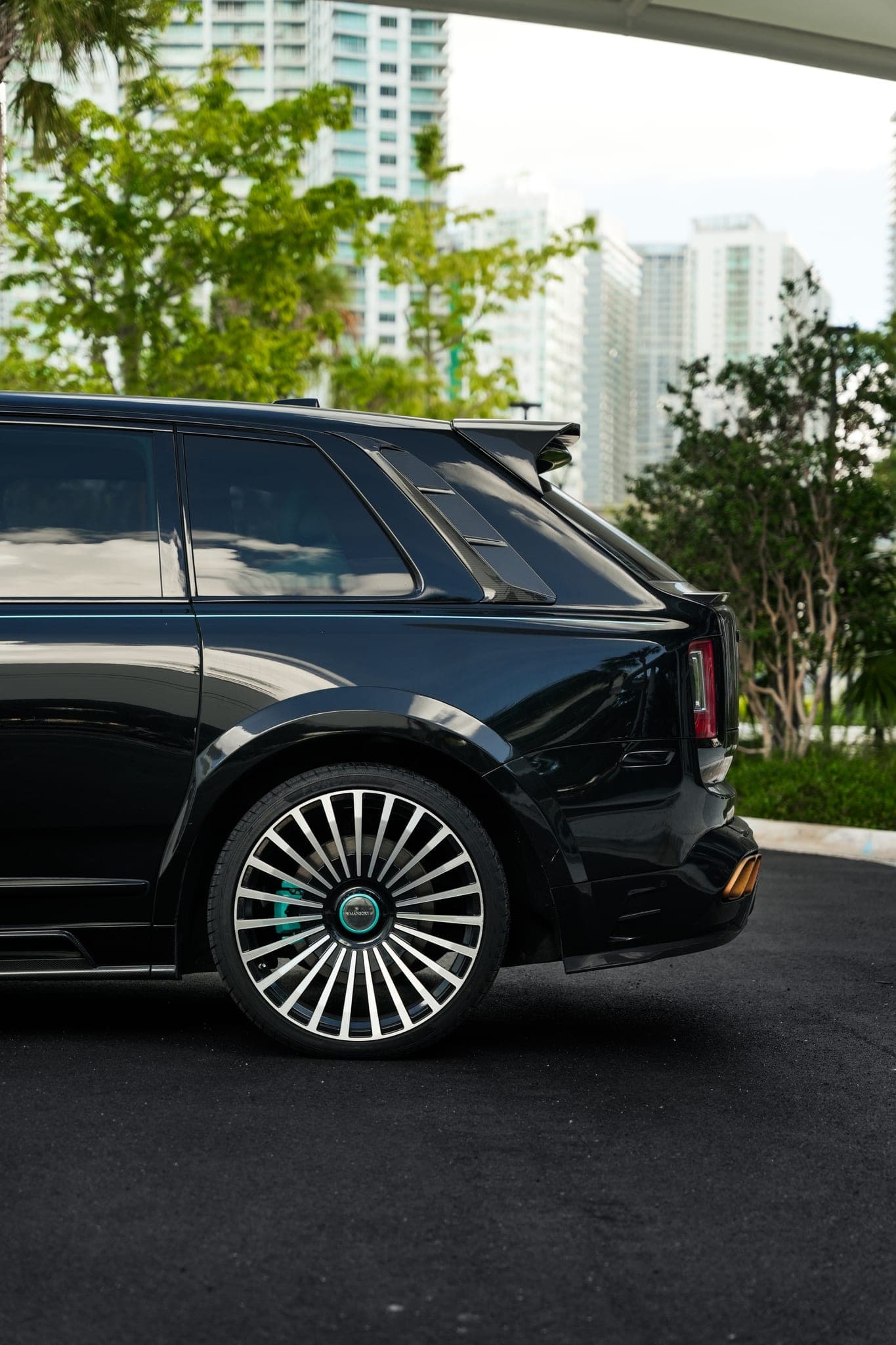 Rolls-Royce Cullinan Widebody, Midnight Black, photo 9 of 9