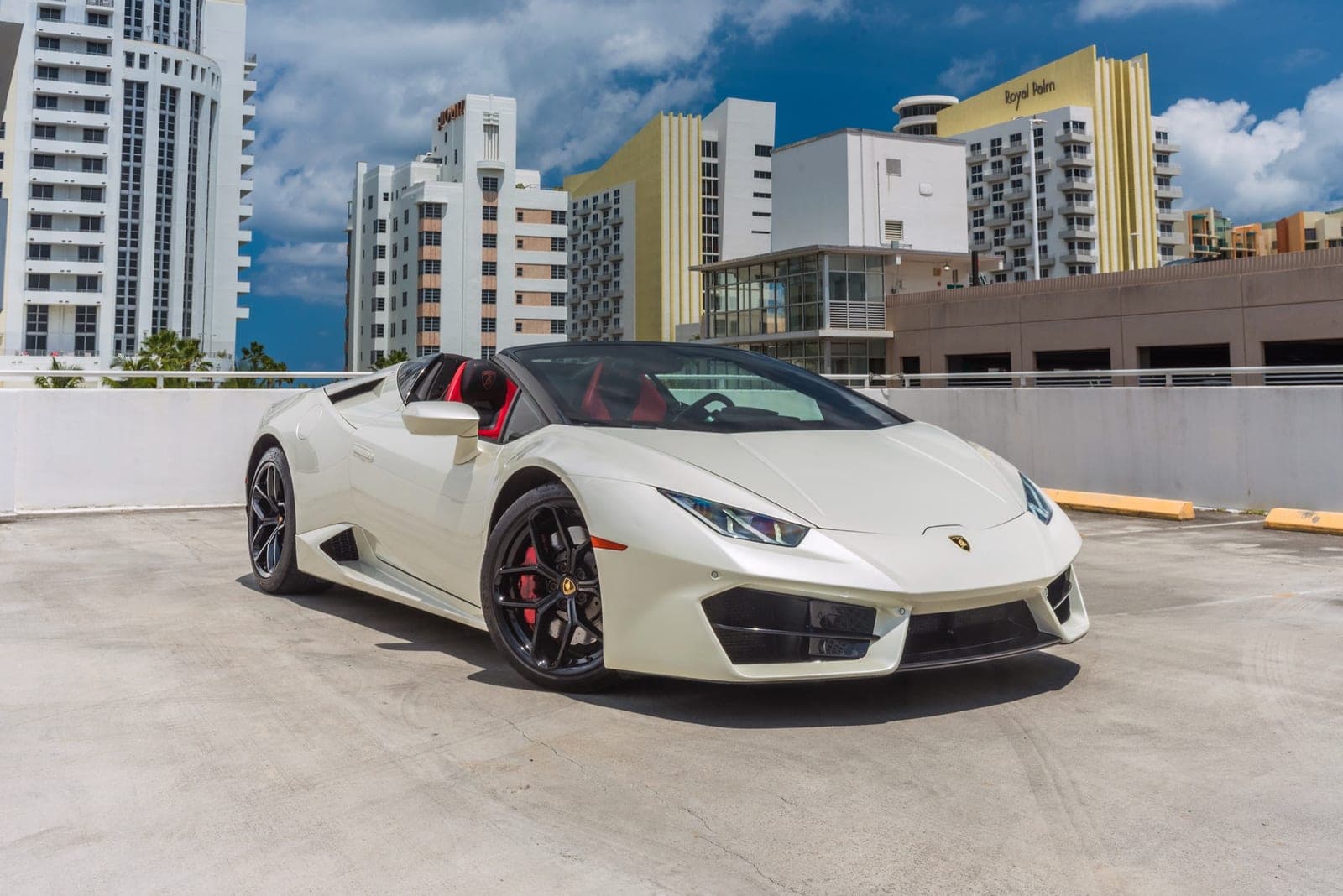 Lamborghini Huracán Spyder, Balloon White over Rosso, photo 1 of 11