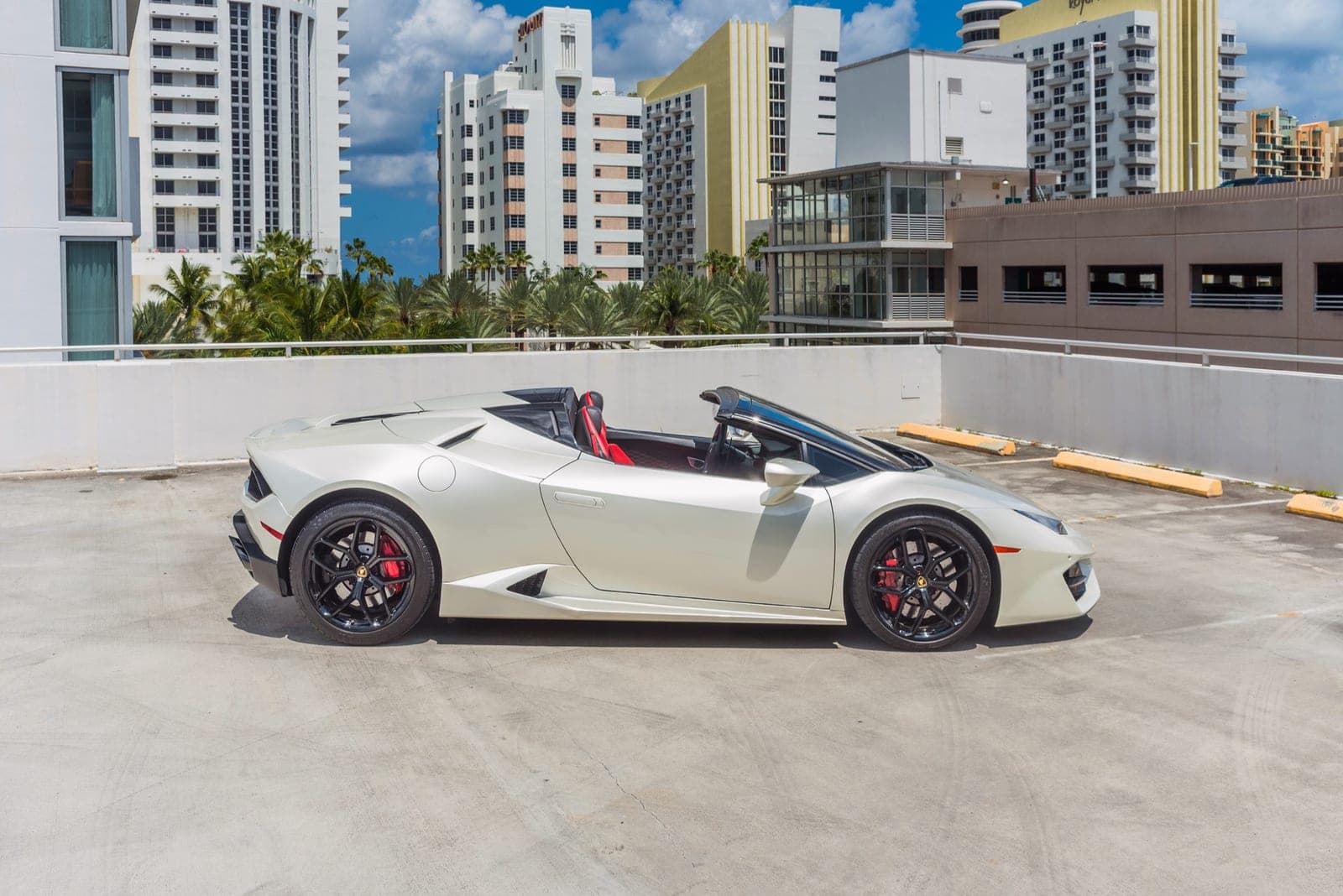 Lamborghini Huracán Spyder, Balloon White over Rosso, photo 2 of 11