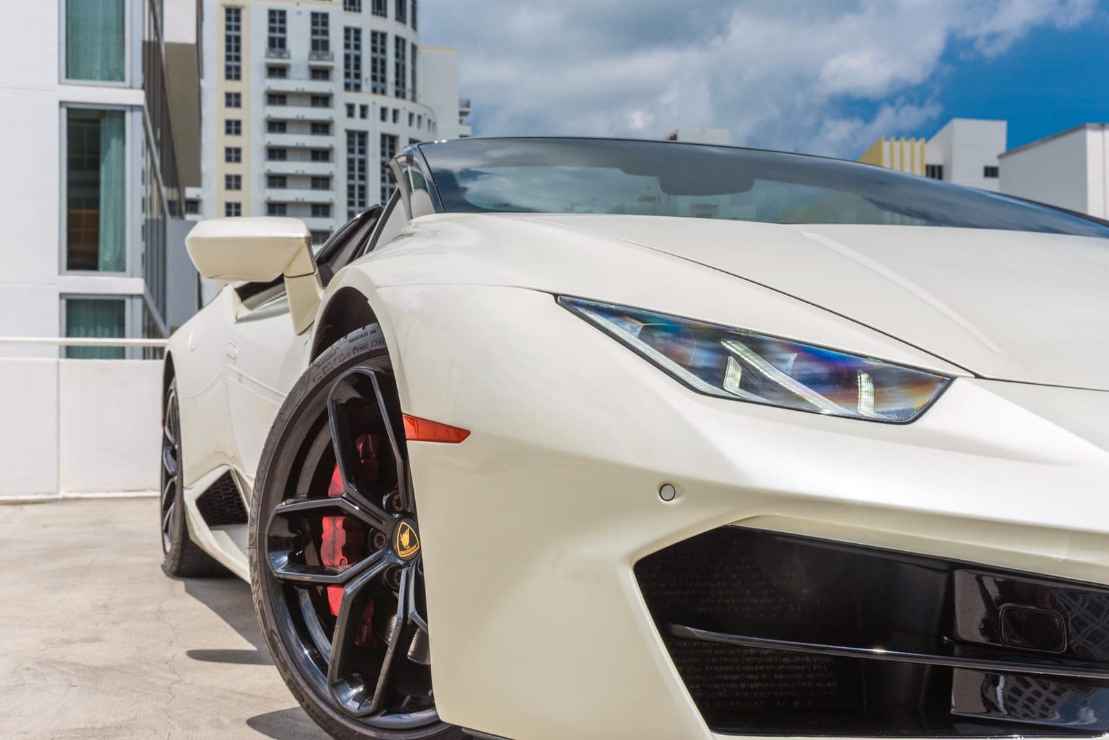 Lamborghini Huracán Spyder, Balloon White over Rosso, photo 3 of 11