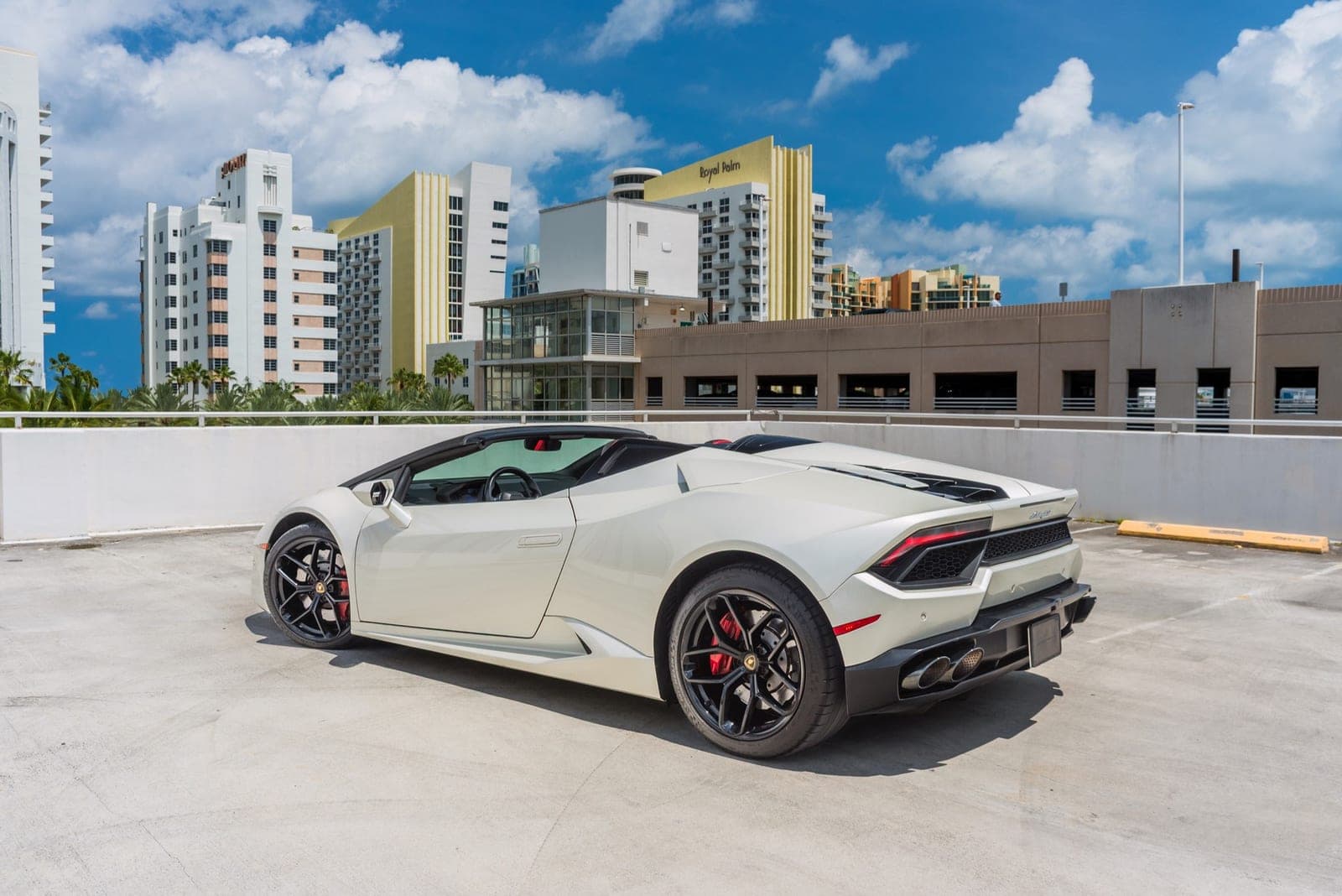 Lamborghini Huracán Spyder, Balloon White over Rosso, photo 4 of 11