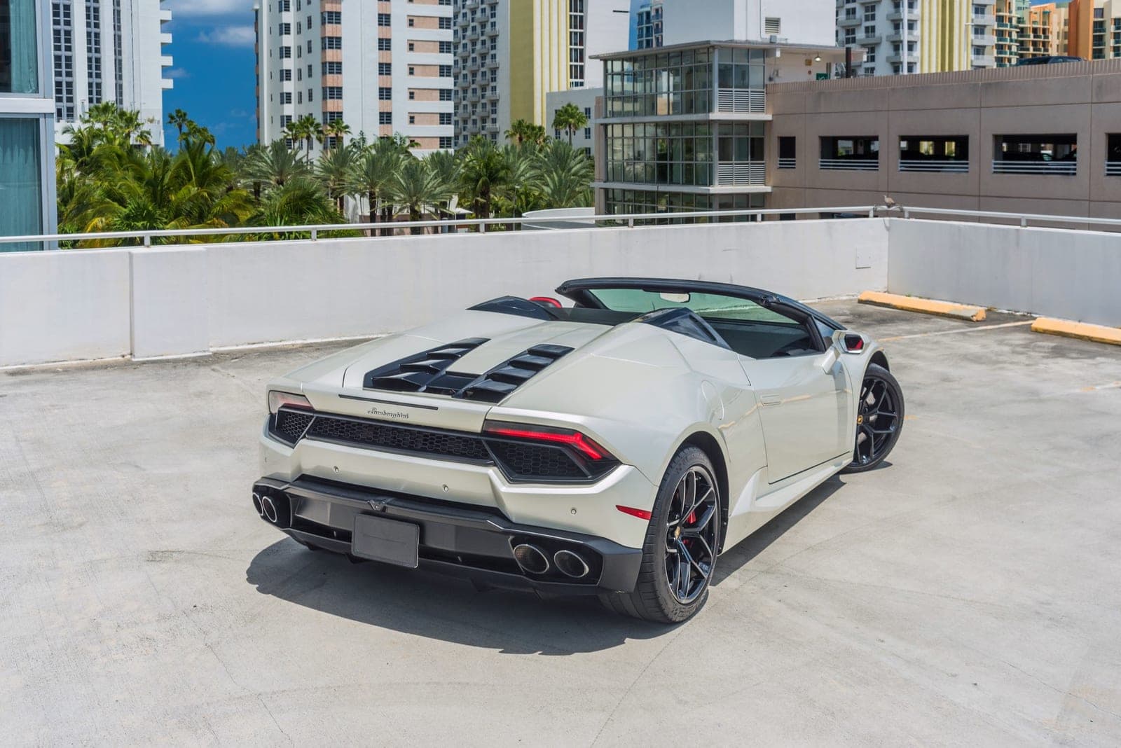Lamborghini Huracán Spyder, Balloon White over Rosso, photo 5 of 11