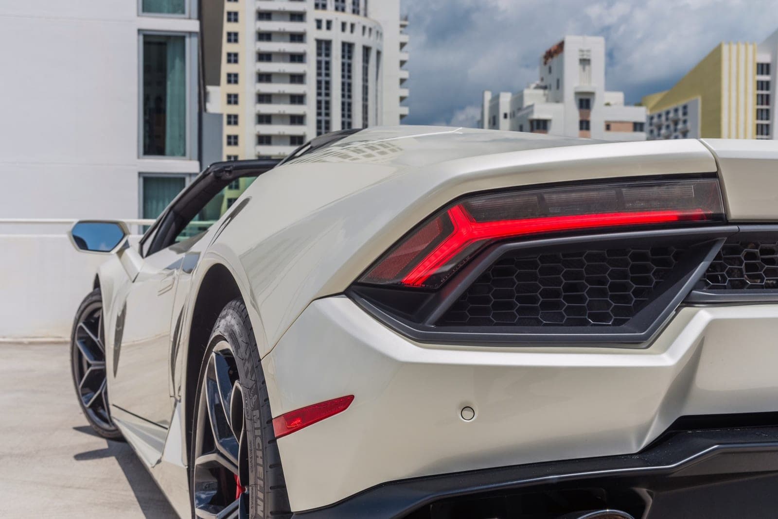 Lamborghini Huracán Spyder, Balloon White over Rosso, photo 6 of 11
