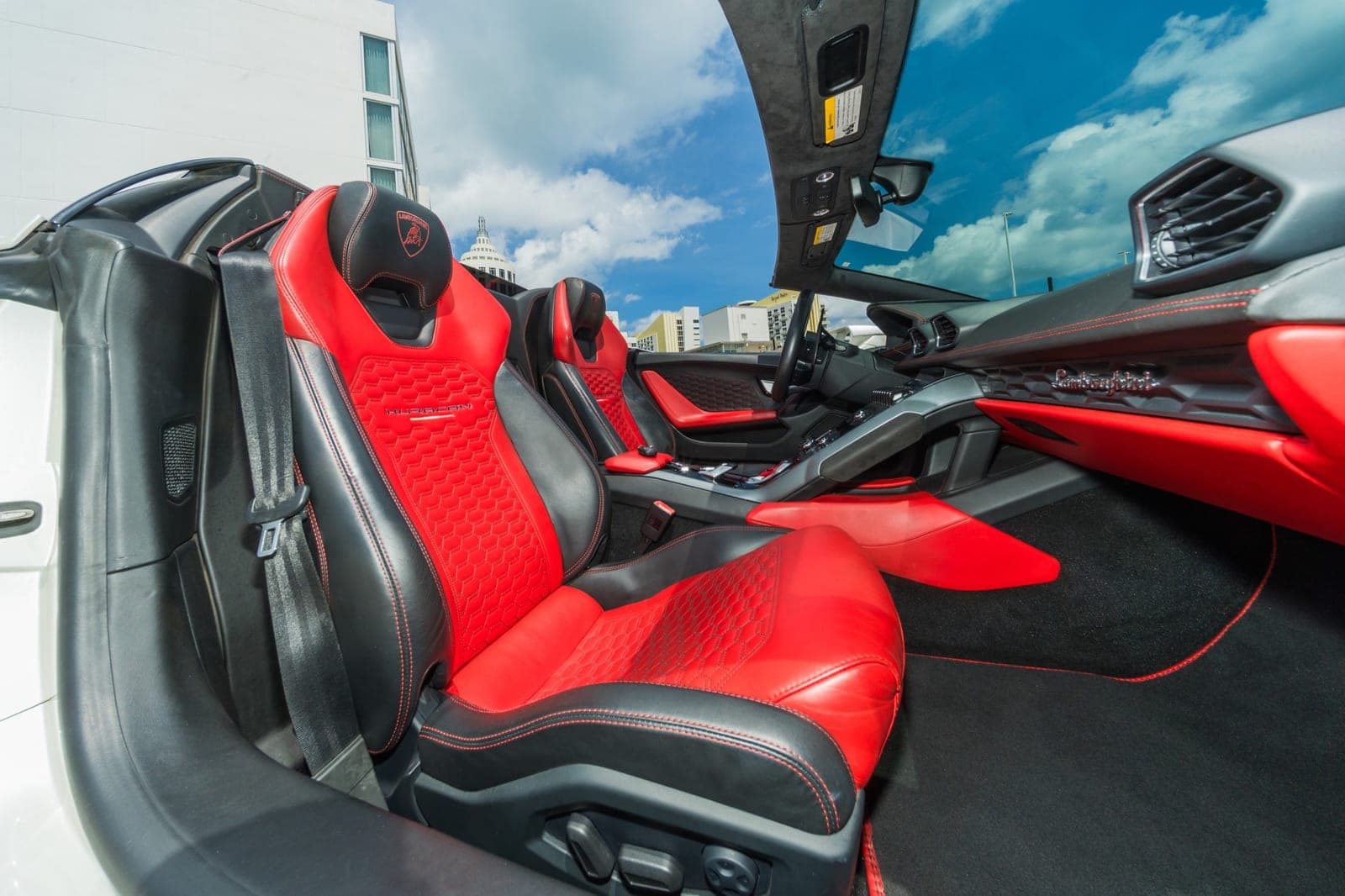 Lamborghini Huracán Spyder, Balloon White over Rosso, photo 8 of 11