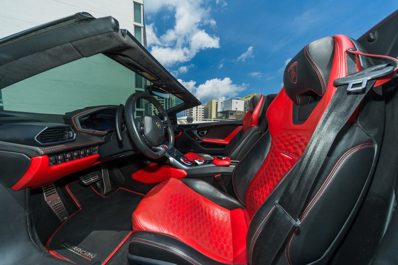 Lamborghini Huracán Spyder, Balloon White over Rosso, photo 9 of 11