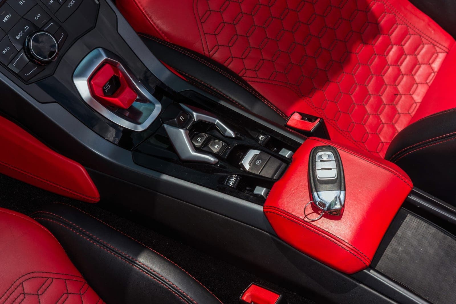 Lamborghini Huracán Spyder, Balloon White over Rosso, photo 10 of 11