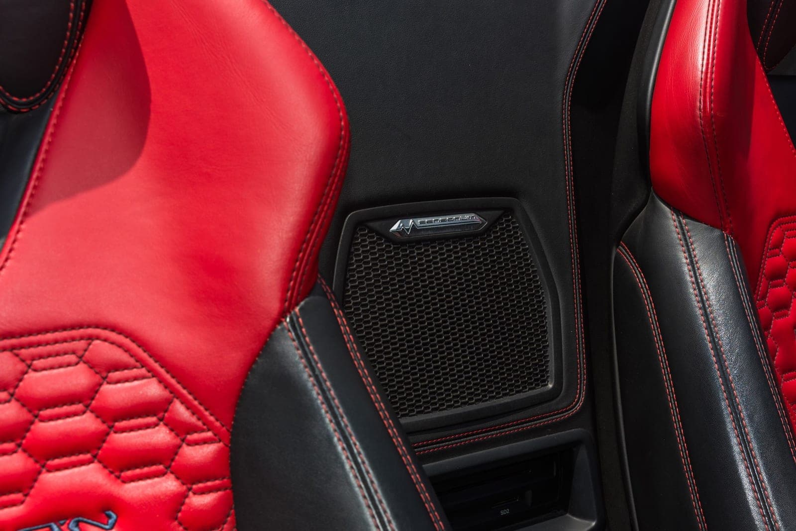 Lamborghini Huracán Spyder, Balloon White over Rosso, photo 11 of 11