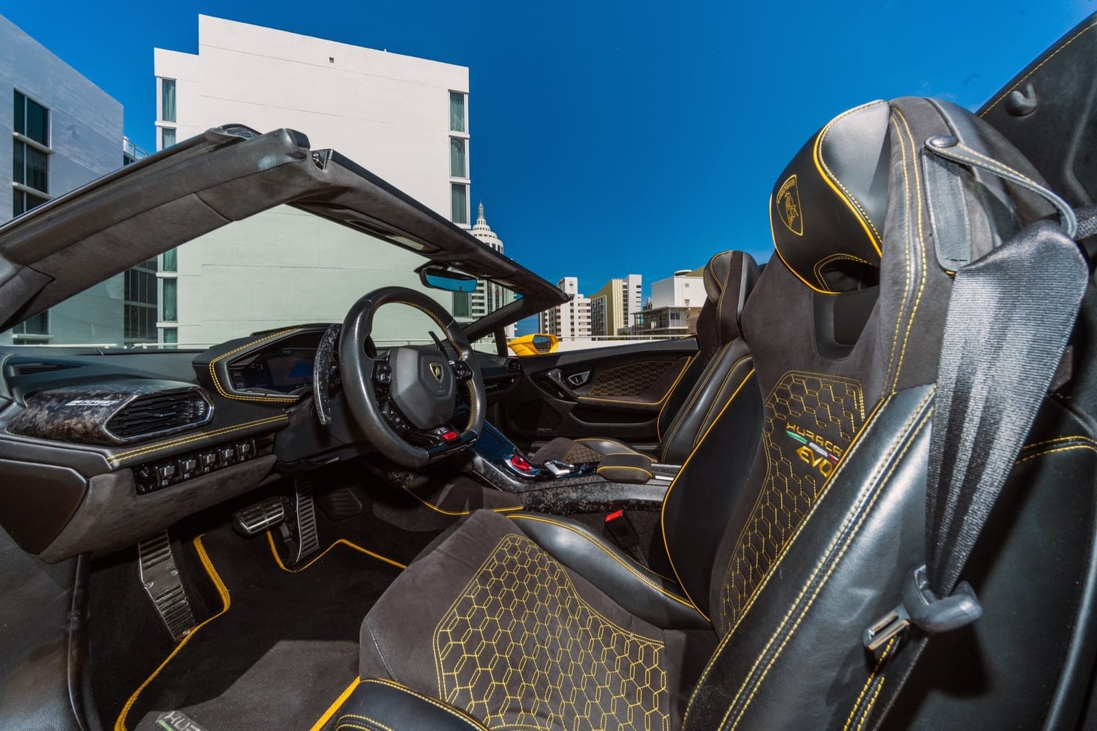 Lamborghini Huracán, Giallo Midas over Nero, photo 7 of 11