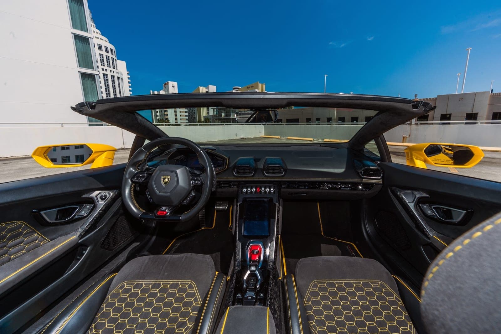 Lamborghini Huracán, Giallo Midas over Nero, photo 8 of 11
