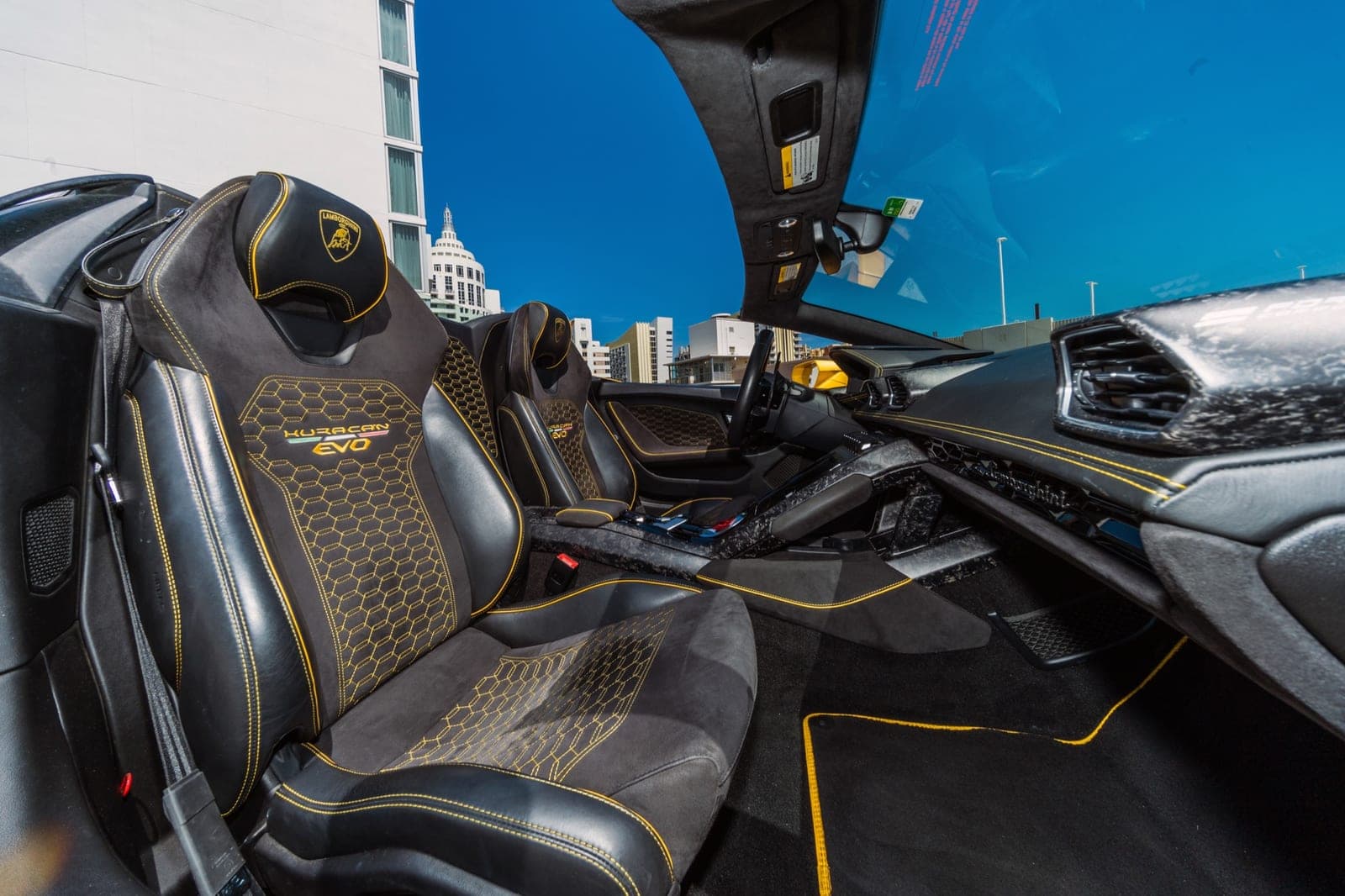 Lamborghini Huracán, Giallo Midas over Nero, photo 9 of 11