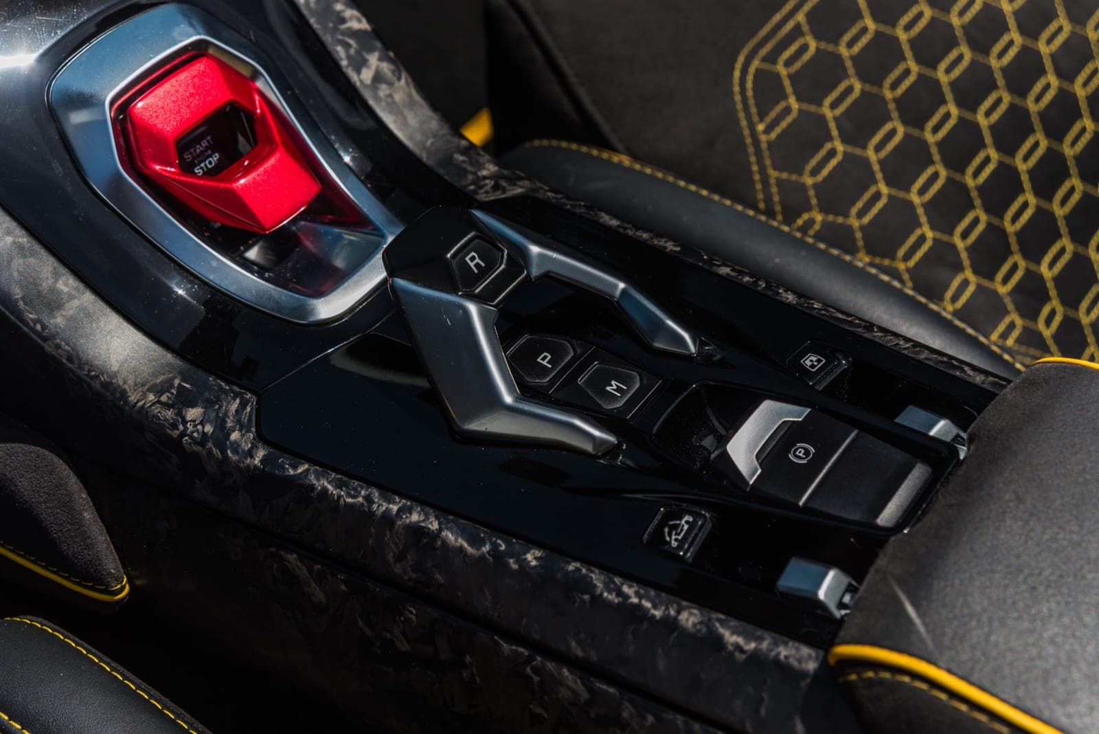 Lamborghini Huracán, Giallo Midas over Nero, photo 11 of 11