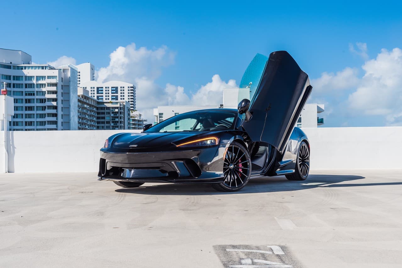 McLaren GT, Onyx Black, photo 2 of 11