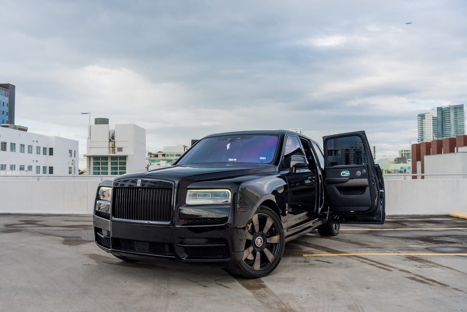 Rolls-Royce Cullinan, Black over Black, photo 2 of 13