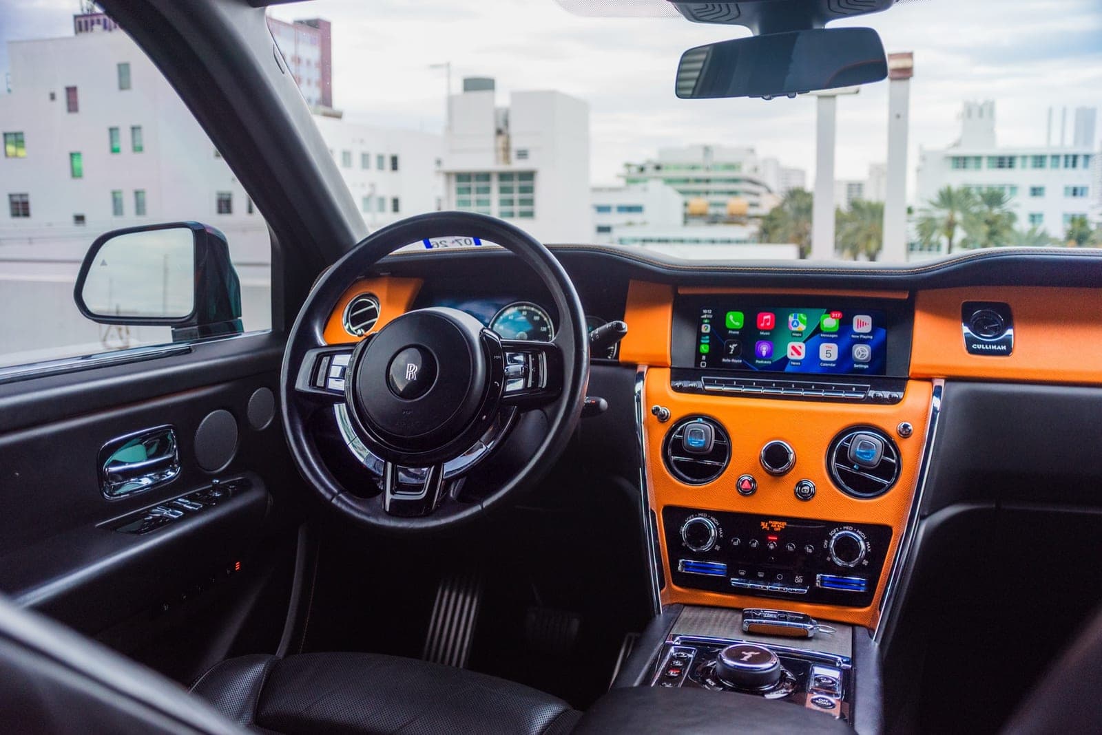 Rolls-Royce Cullinan, Black over Black, photo 7 of 13