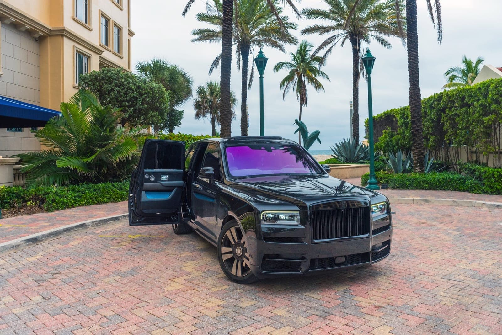 Rolls-Royce Cullinan, Black over Teal, photo 3 of 12