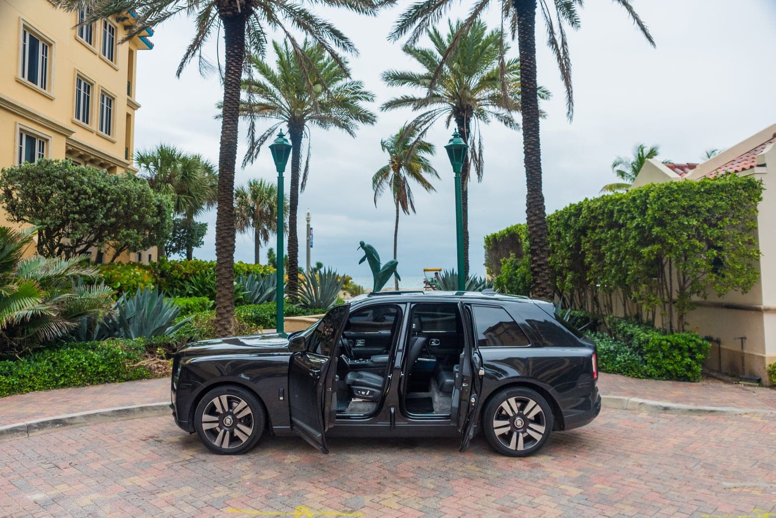Rolls-Royce Cullinan, Black over Teal, photo 6 of 12