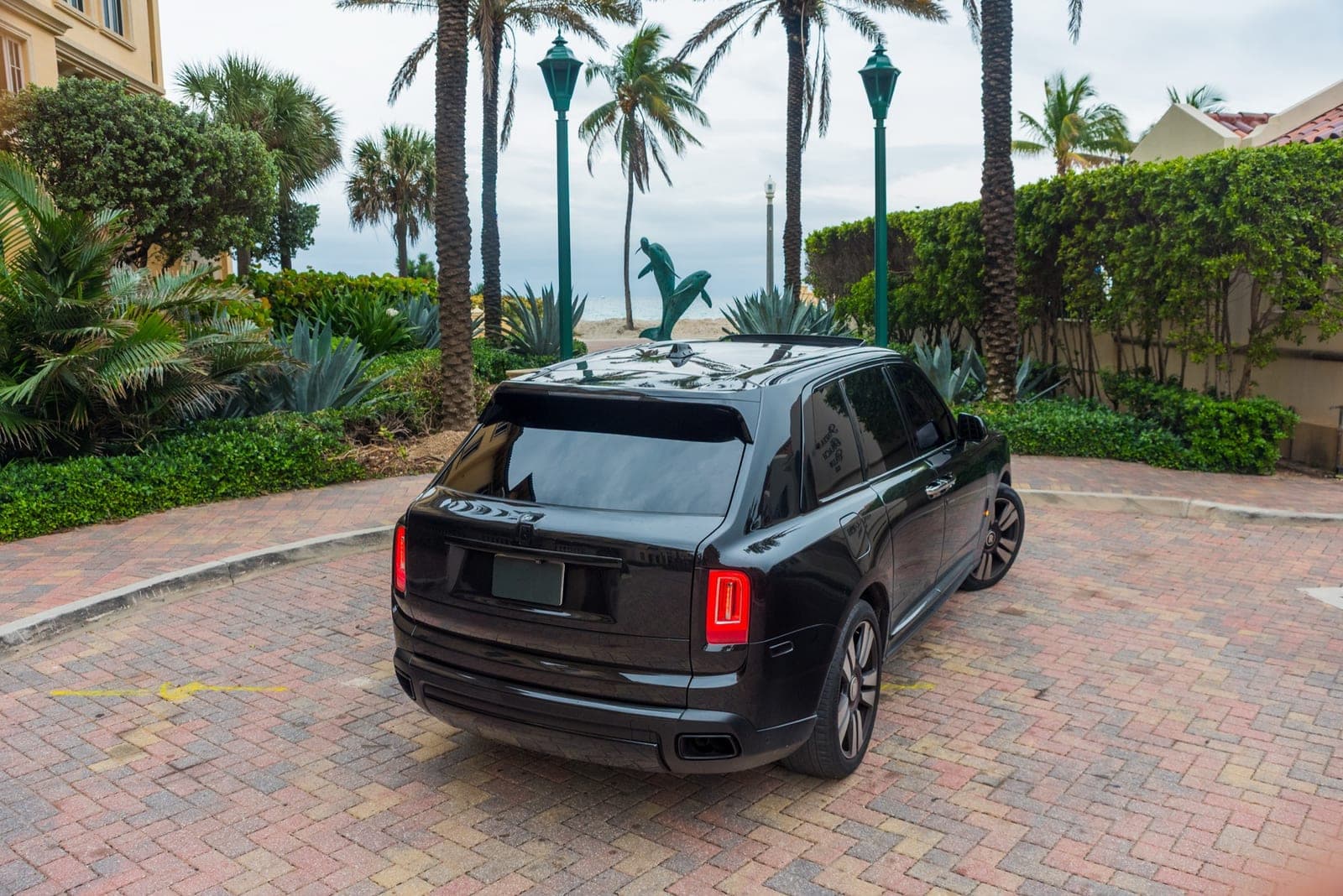 Rolls-Royce Cullinan, Black over Teal, photo 7 of 12