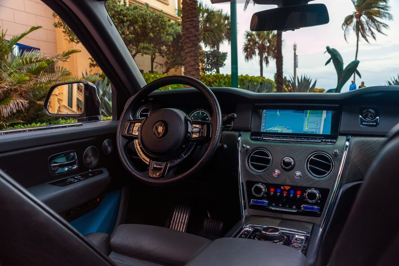 Rolls-Royce Cullinan, Black over Teal, photo 8 of 12