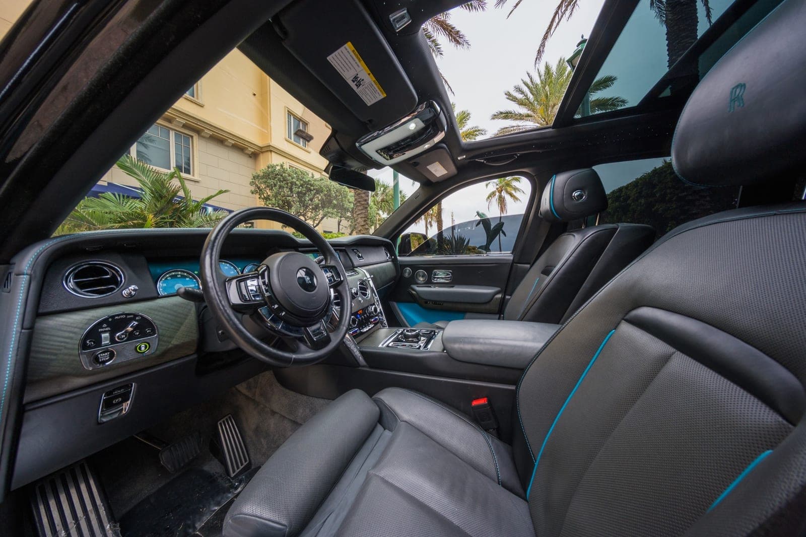 Rolls-Royce Cullinan, Black over Teal, photo 11 of 12