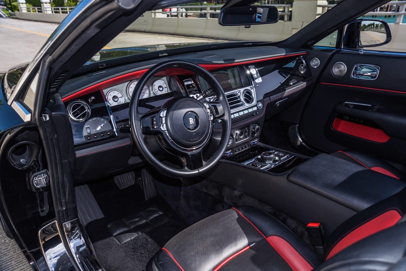 Rolls-Royce Dawn, Black over Mugello Red, photo 6 of 9